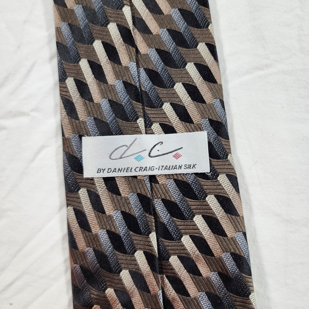 Daniel Craig Geometric Tie